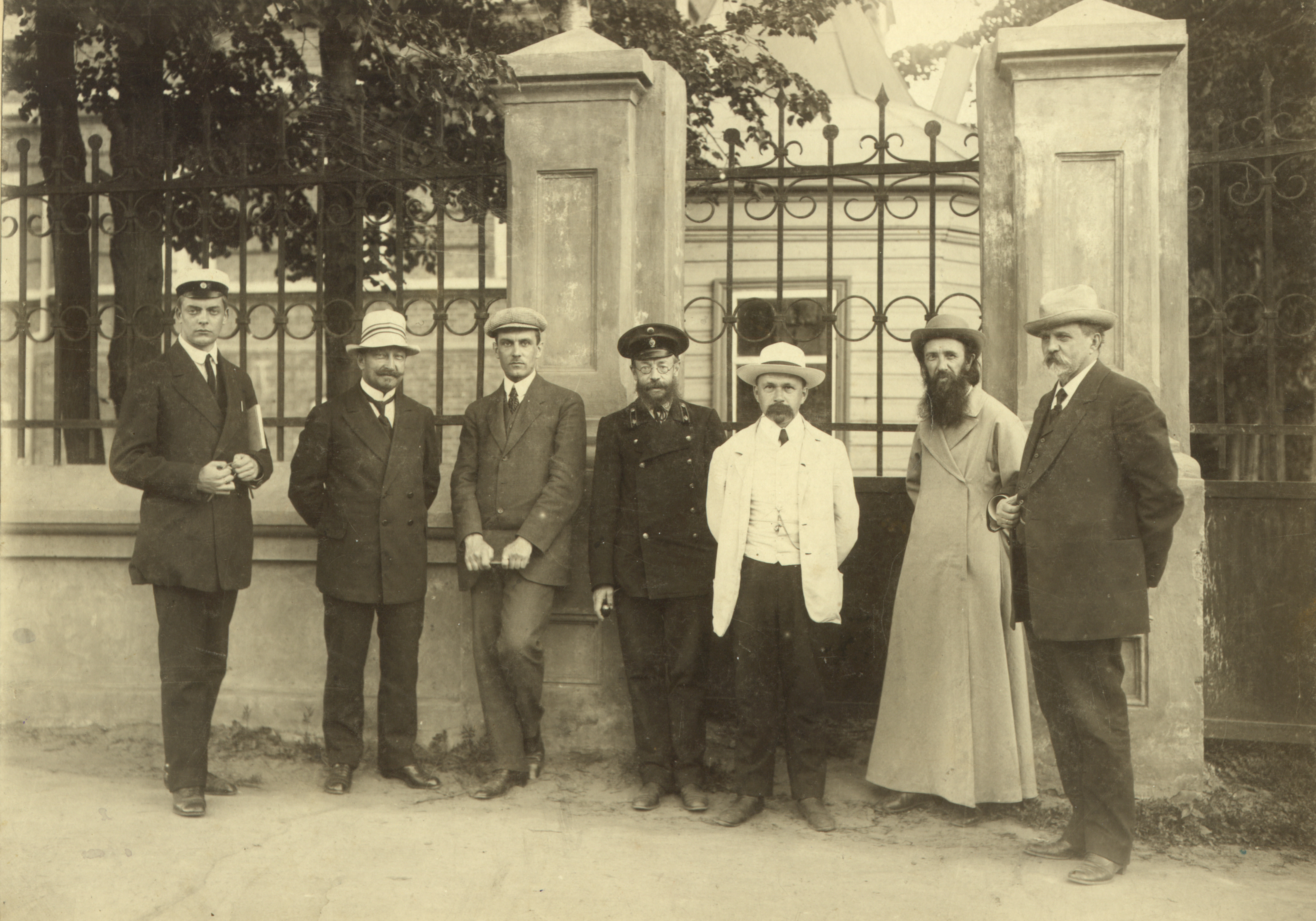 Учредители музея с гостями из Финляндии. 1915 г. Фонд Сарапульского музея-заповедника